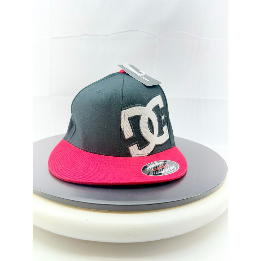 DC SHOES Sports Skate Apparel Red Black Gray‎ Hammering Flex-Fit S/M Hat Cap NEW